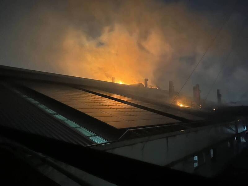力鵬企業位於桃園楊梅的工廠在21日晚間發生火災，所幸未有人員受困。圖/中央社