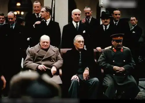 1945年2月召開的雅爾達會議，圖中三巨頭左至右分別為英國首相邱吉爾、美國總統羅斯福、蘇共領袖史達林，獨缺中國領導人蔣介石。當年7月召開波茨坦會議，蔣也被矇在鼓裡。圖／取自方圓文史