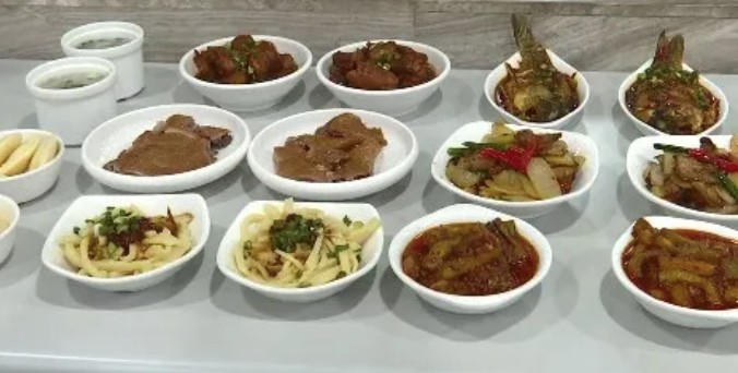榮昌政府食堂推出20多道當地特色菜，白飯一餐就被遊客消耗1000多斤。圖／取自微博