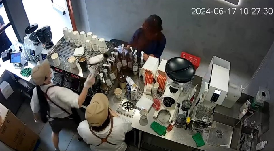 上海Manner Coffee女店員情緒失控，將咖啡粉潑向客人臉上。圖/截自監控視影片