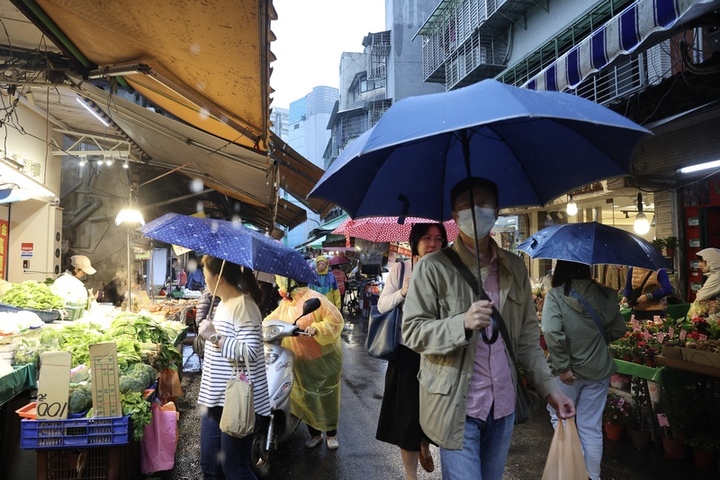 今起階梯式降溫北東轉濕涼　周六大陸冷氣團報到低溫下探12度