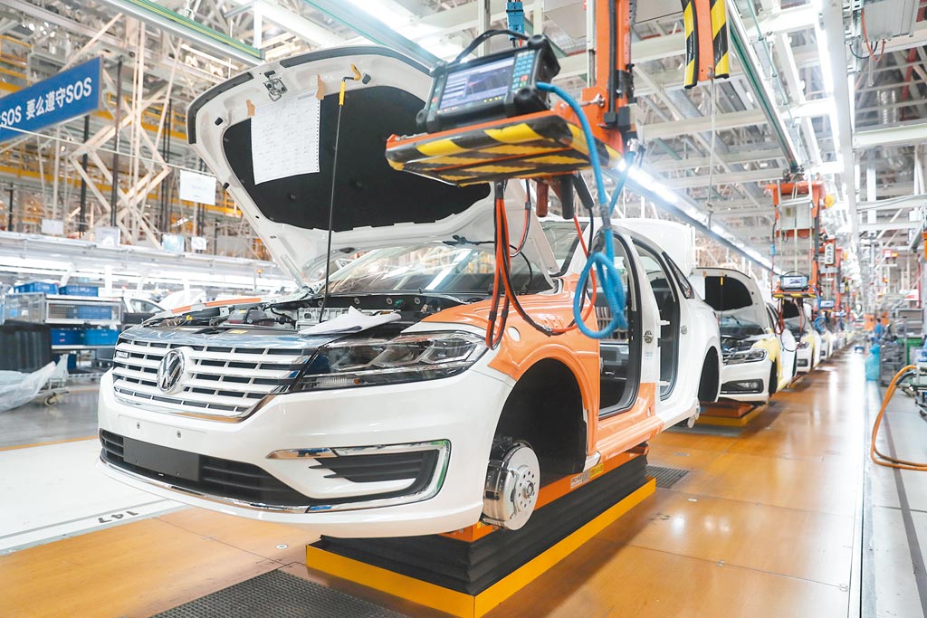 德國福斯已經在中國大陸建立新車研發平台，圖為2019年上市的上海大眾(福斯)純電動車「朗逸」 。圖/取自新華社