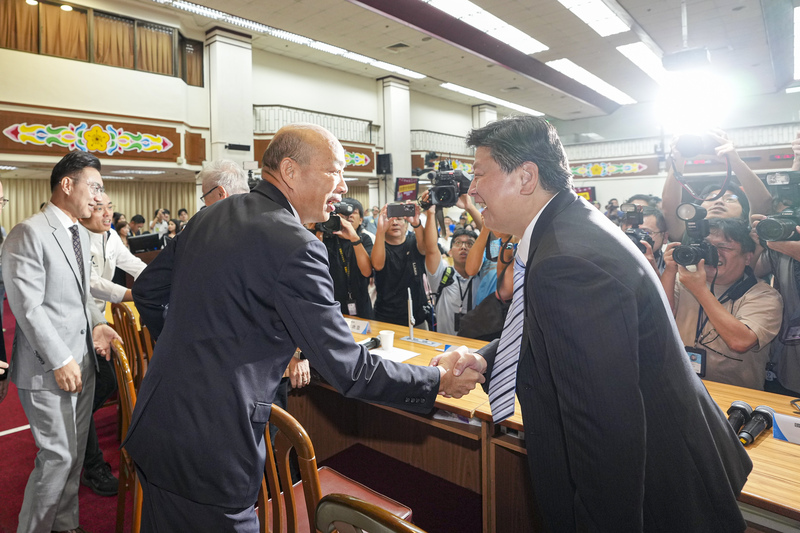 國民黨立委羅智強21日舉辦「說歷史陪爸媽」首映會，上周才因總預算朝野協商的立法院長韓國瑜(左)與國民黨團總召傅崐萁(右)也上演握手大和解。圖/中央社