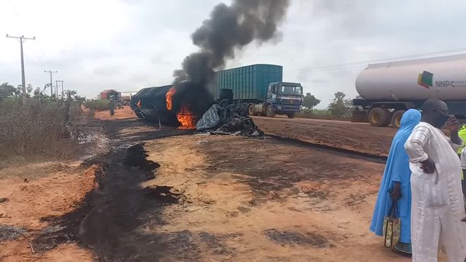 奈及利亞在當地時間8日發生一起油罐車爆炸車禍，造成48人、50頭牛死亡。圖/取自X@DDIndialive