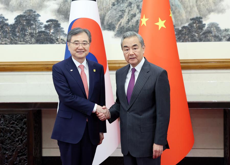 韓國外長趙顯（左）17-18日訪北京，並與大陸外長王毅碰面，雙方針對下月底APEC峰會討論，並就習近平與李在明屆時會面進行討論。圖／取自新華社