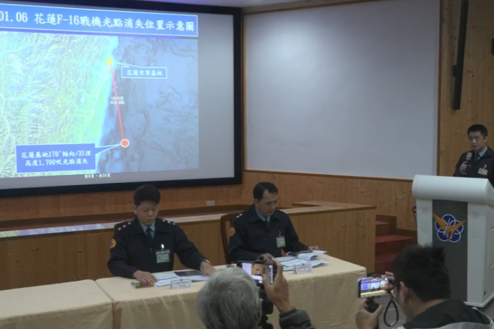 F-16V墜海前1分鐘急速下掉！飛官3度喊跳傘　空軍：沒事證能證明已跳傘