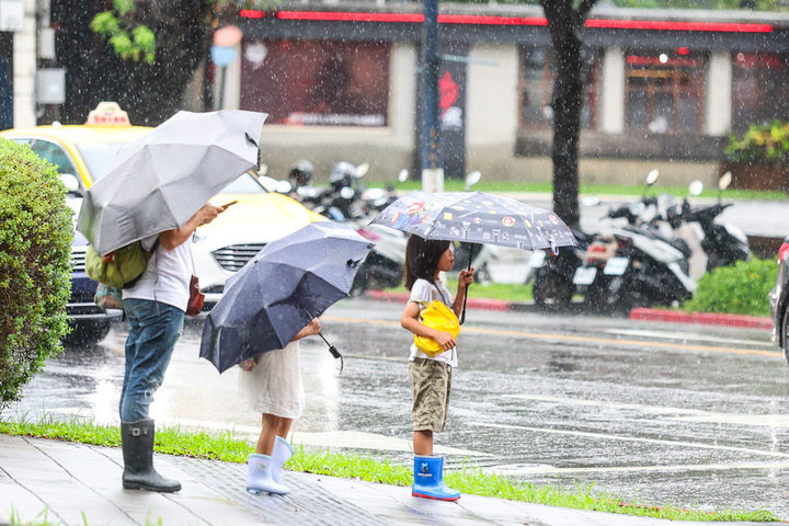 北部東部易有大雨　入秋後首波東北季風報到周三有感降溫
