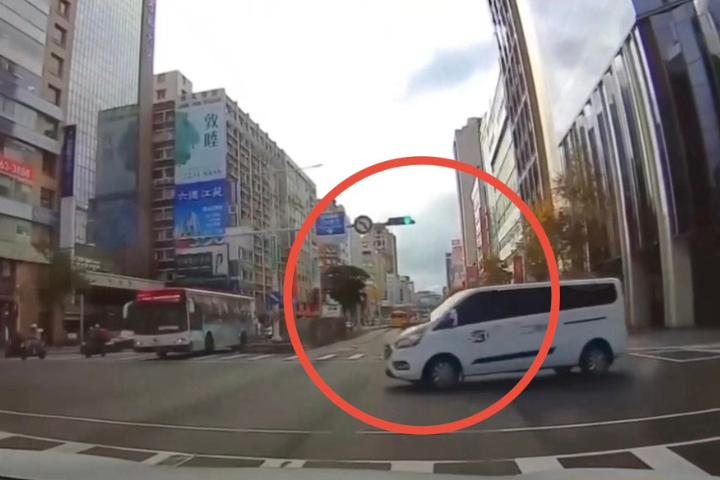 確定闖紅燈！三立採訪車衝撞彰銀分行　駕駛限制出境