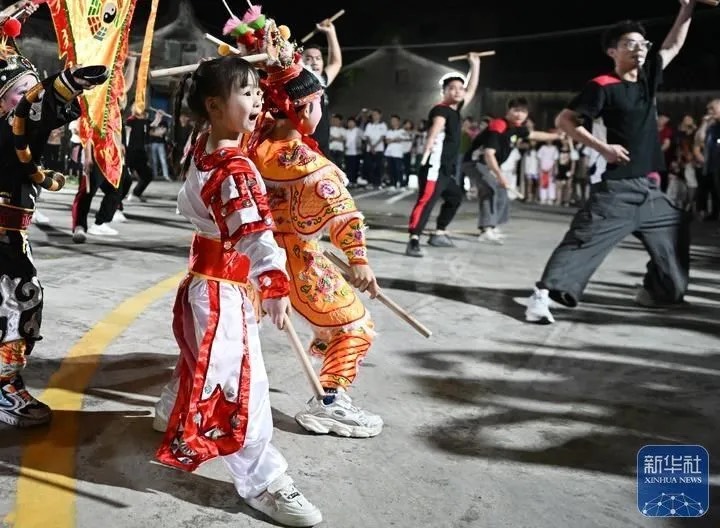 在汕頭市貴嶼鎮玉窖村的英歌隊排練現場，小小傳人莊恩琪（前）在跳英歌舞。圖/取自新華社