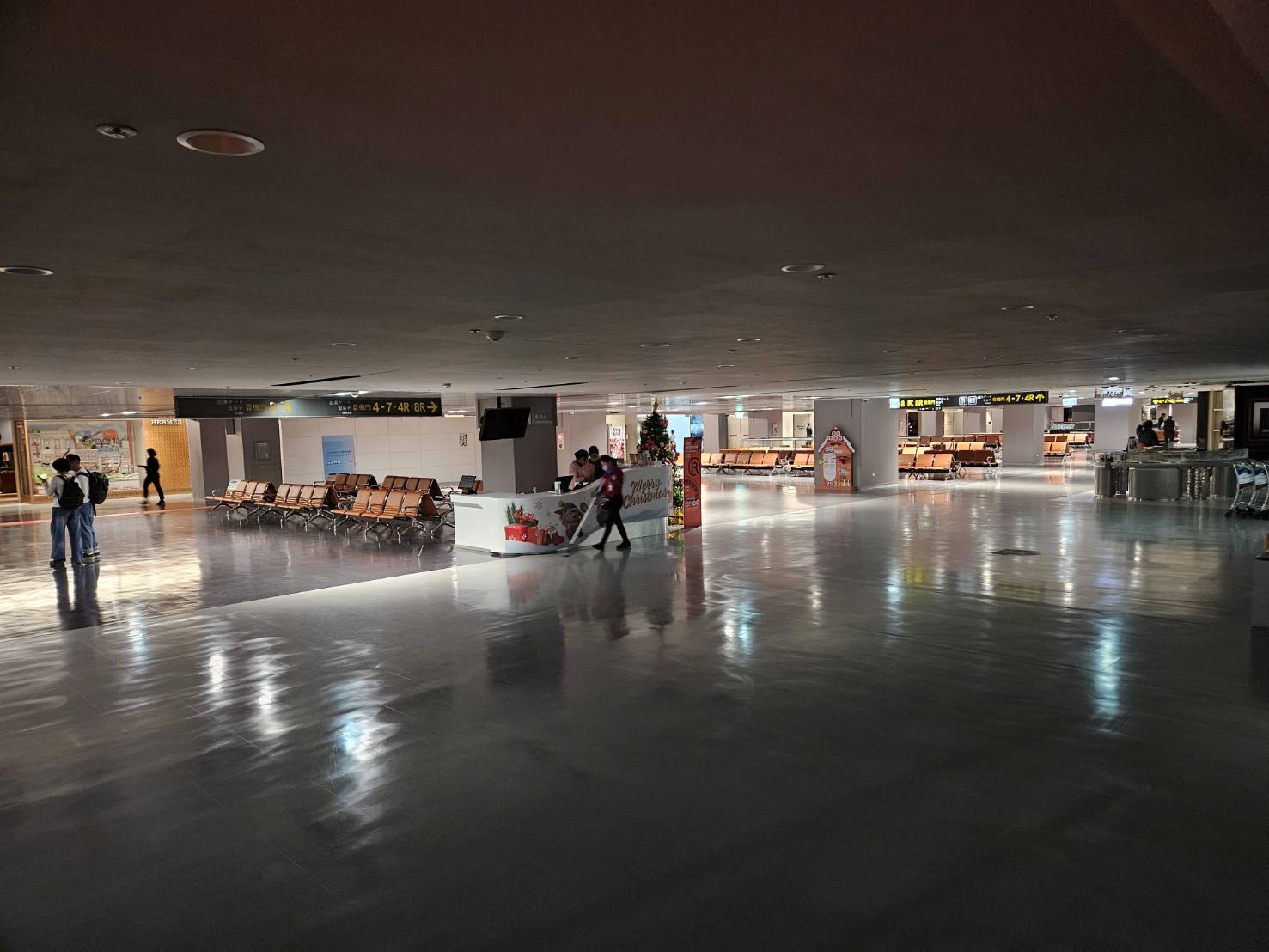 候機室及免稅店除部分緊急照片外,完全沒電。圖/遊客提供