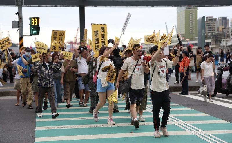 公民團體「山海公民拆樑行動」12日在基隆海洋廣場舉辦活動催票，沿途高喊口號呼籲民眾投下同意罷免票。圖/中央社