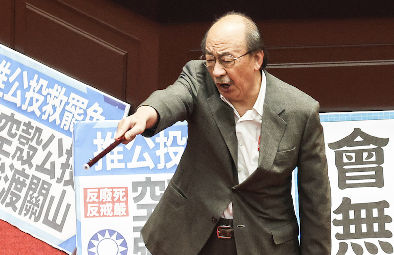 遭柯建銘斷裂枴仗砸傷　徐巧芯赴北檢開庭：不願和解