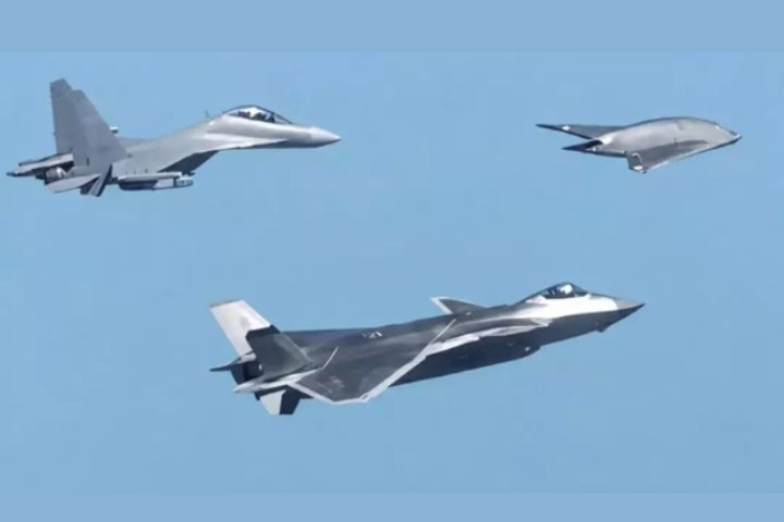 解放軍攻擊-11實彈發射霹靂-15　「忠誠僚機」有人無人協同戰法再跨步