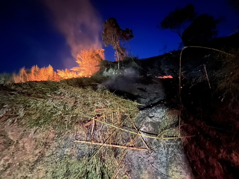 苗栗大湖山區24日發生火災，警消人員清理火場時發現8旬老翁的焦屍。圖/中央社