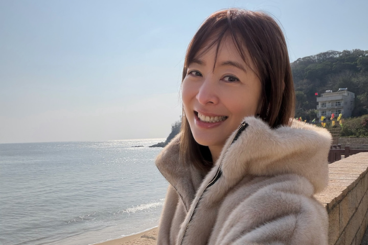 賈永婕上任101董座後，作風一直引發網路兩極討論，春節與丈夫王兆杰現身中正紀念堂參觀《自由花蕊》展覽，並在社群平台貼出蔣中正蠟像照，更狠嗆「繼續罰坐吧，看大家多討厭你」，引發議論。圖/取自賈永婕臉書