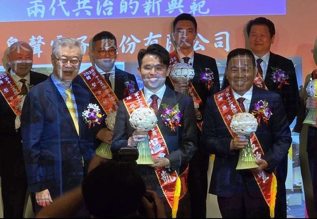 前行政院長陳冲(左)5日頒奬給第十三屆傑出大陸台商「接班傳承」奬得主泉聲電子董事長溫增豐(右)及特助溫建凱(中)。圖/記者宋秉忠攝