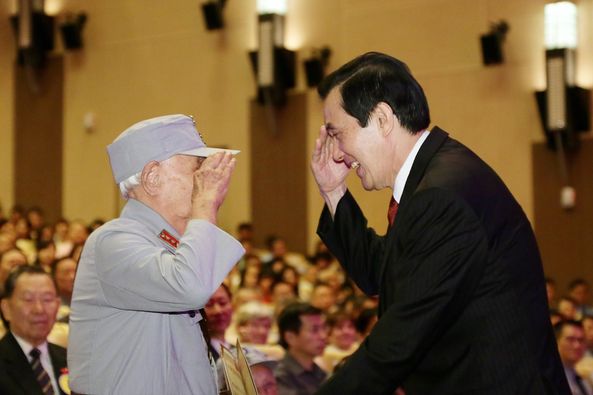 馬英九在台灣出席「紀念抗戰勝利70週年、慶祝黃埔建軍91週年紀念大會暨校慶典禮」時照片。圖/取自馬英九臉書