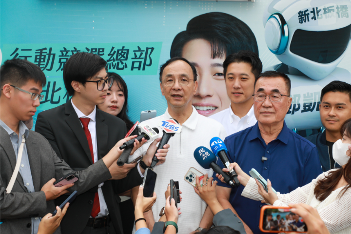 前國民黨黨主席長朱立倫今（22日）出席新北市議員參選人鄧凱勛AI行動總部上線活動，同台力挺鄧凱勛，並呼籲新北市選民支持新人。圖/取自朱立倫辦公室提供