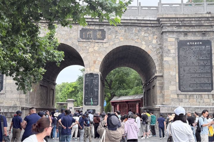 河南洛陽龍門石窟歷經北魏、隋唐至宋代400餘年開鑿，現存窟龕2300多個、佛像10萬餘尊，2000年被列入《世界文化遺產名錄》。圖/記者陳素貞攝