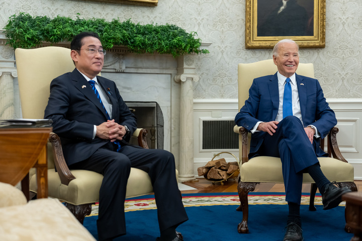 日本首相岸田文雄（左）與美國總統拜登（右）在白宮會晤。圖/取自拜登官方《推特》