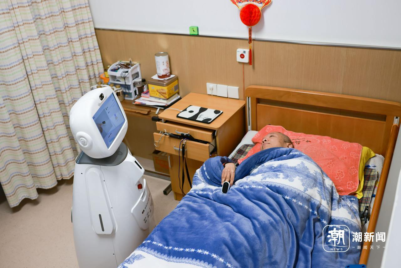 機器人還涉及情緒陪伴、失智照護、慢性病管理與突發健康風險處理等高難度技術,至今仍是產業面臨的最大挑戰。圖/取自潮新聞
