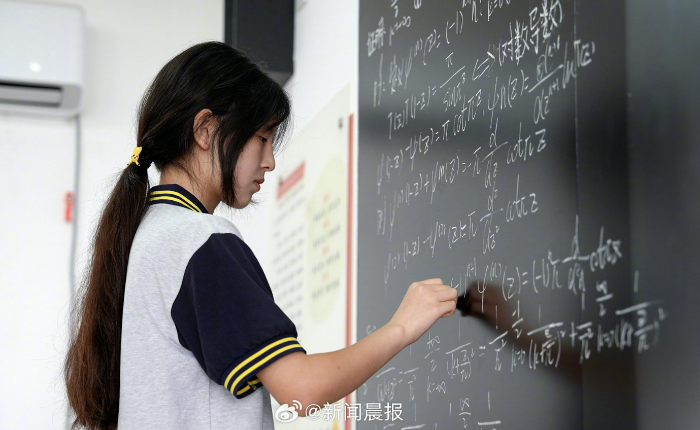 姜萍花了兩年自學大學數學，在2024阿里巴巴全球數學競賽預賽中名列第12名。圖/截自微博＠新聞晨報