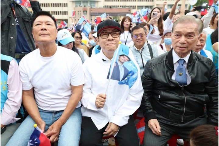 現場破3萬人！蔡康永黑西裝赴蔣萬安競總成立會場　脫外套穿白衣聽講