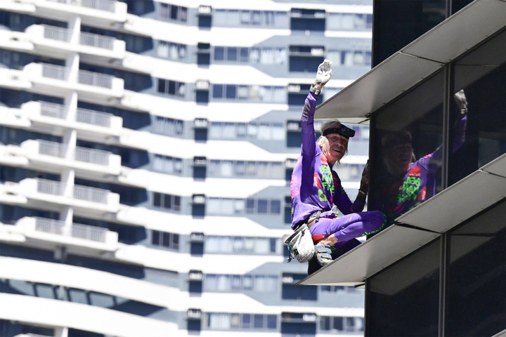 法國蜘蛛人徒手攀馬尼拉高樓　宣示支持菲律賓南海主權