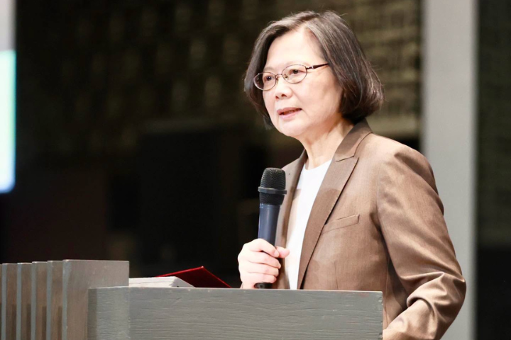慈濟被詐青鳥洗記憶？網朝聖郭台銘「政府擋疫苗」貼文：大小姐說不要買