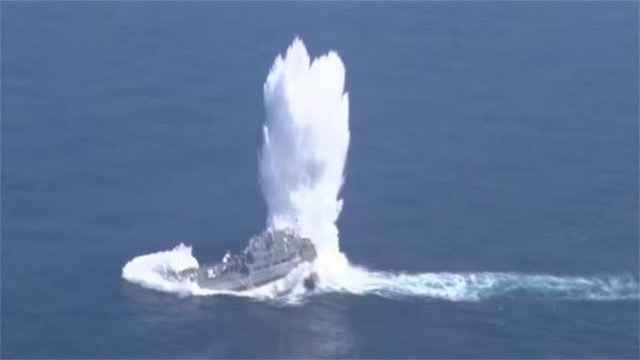 大陸魚雷「魚-10」掀翻074兩棲登陸艦靶艦。圖/取自央視