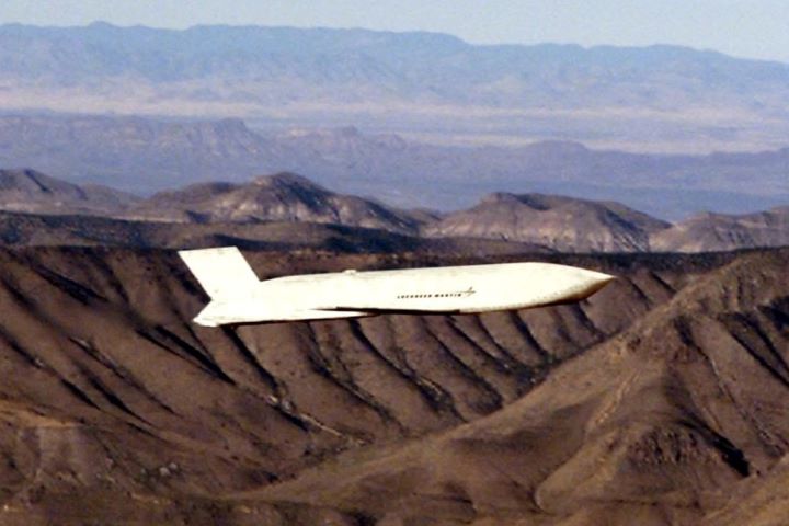 鋒隼飛彈採陸基機動發射方式，與美軍空射型AGM-158系列飛彈不同。圖/取自U.S.Air Force