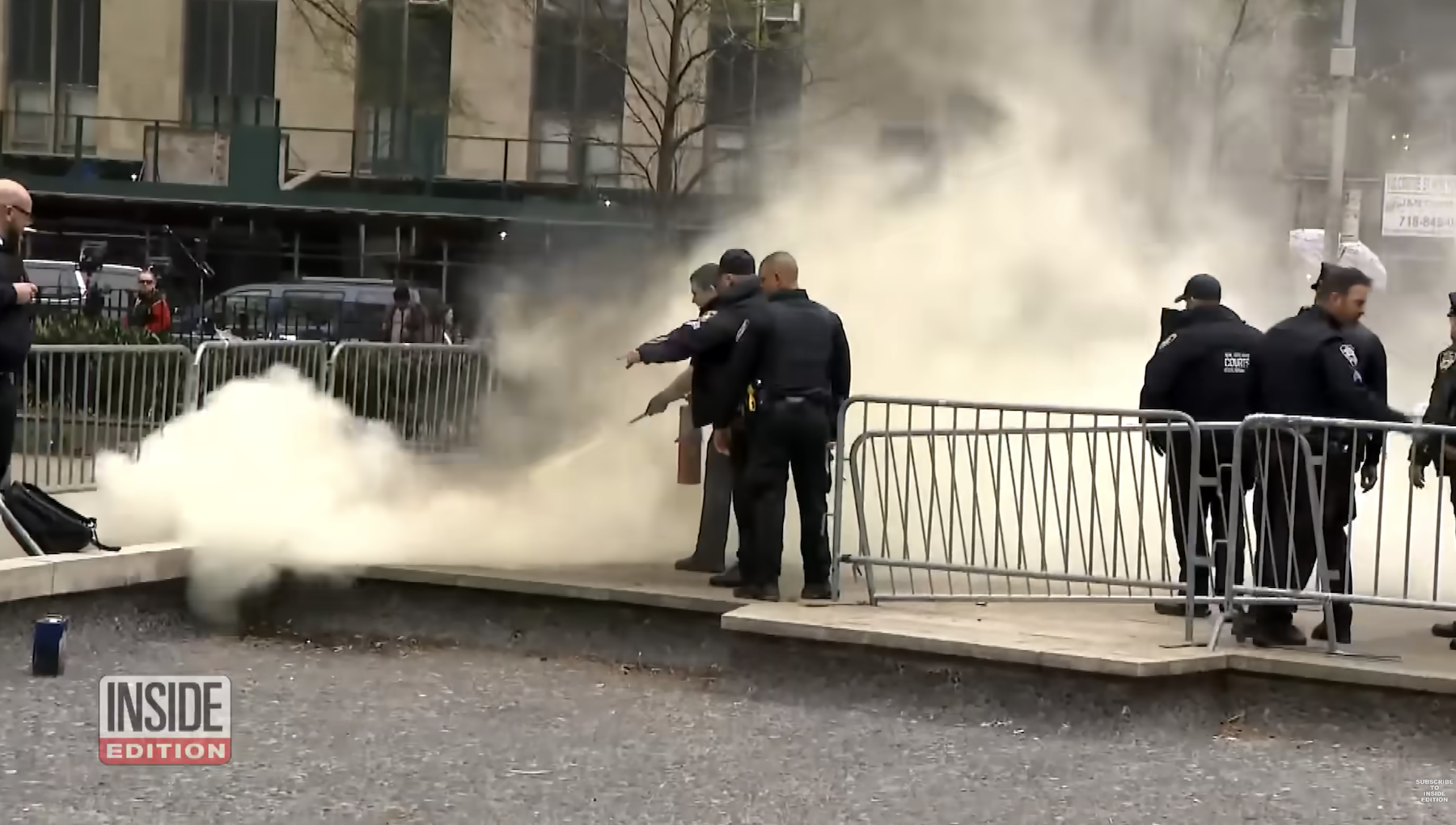 一名37歲的男子在川普受審的曼哈頓法院外自焚。圖/翻攝自Inside Edition YouTube頻道