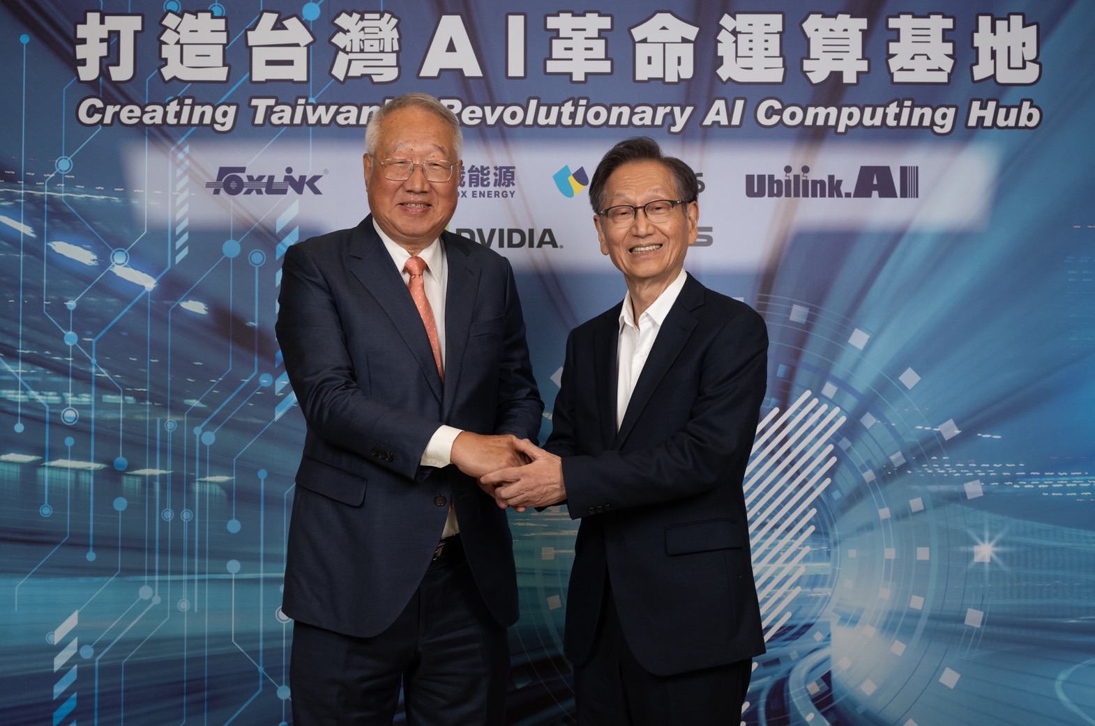 正崴集團董事長郭台強（左）與華碩集團董事長施崇棠（右）共同簽署GPU設備採購合約。圖/華碩提供