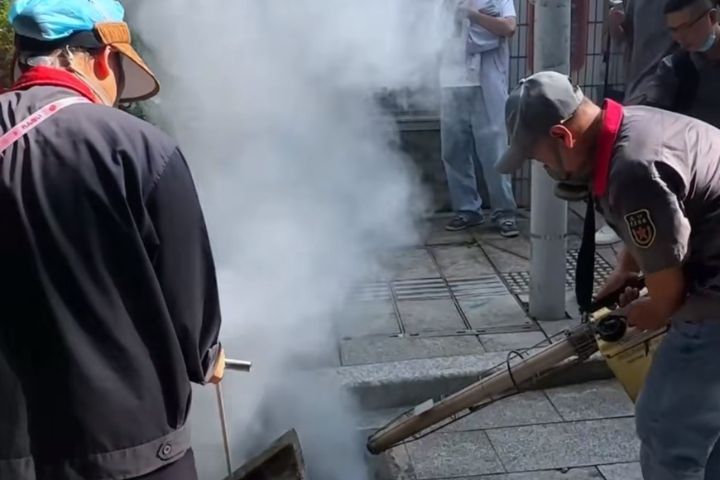廣州進入「戰蚊時代」針對人流密集處加強消毒工作。圖/取自微博影片