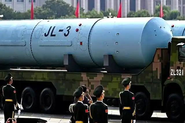 九三閱兵展示了「核三位一體」的洲際飛彈全貌，圖為潛射型「巨浪-3」（JL-3）洲際飛彈，可攜帶3核彈頭，最遠發射9000公里，含蓋美國絕大部分土地。圖／取自央視