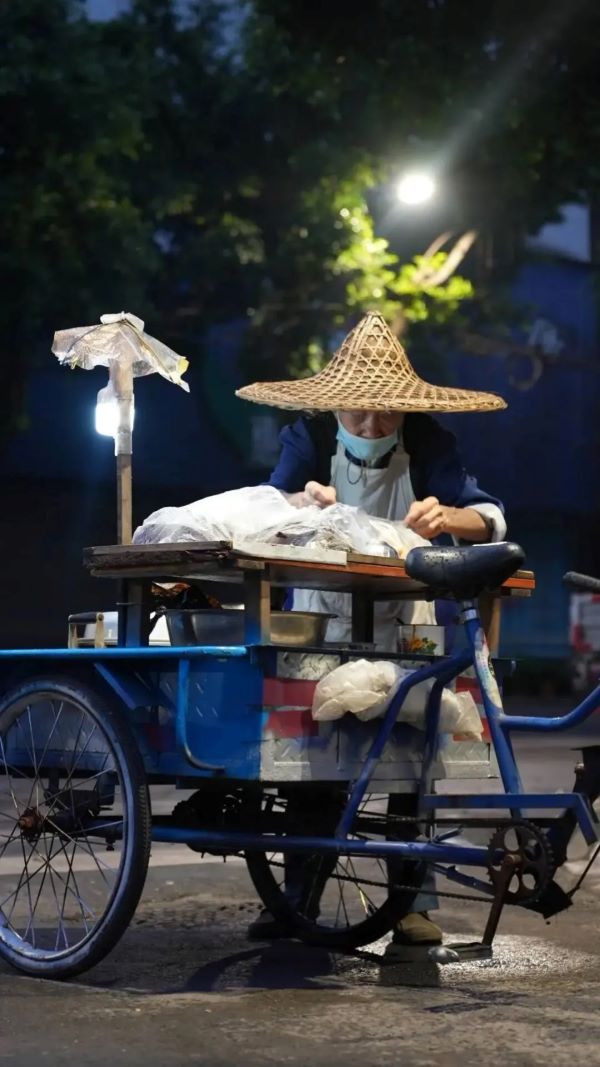 陳少洪維持規律而辛勞的作息,每天凌晨2時起床包粽、煮粽,清晨5時出攤,全年幾乎風雨無阻,僅有少數幾天休息。圖/取自封面新聞