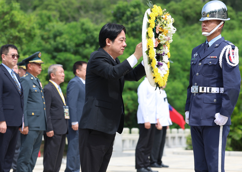 總統賴清德（中）23日上午在金門太武山公墓千人塚主持「823戰役勝利66週年追悼典禮」，向823砲戰陣亡將士獻花致意。圖／中央社