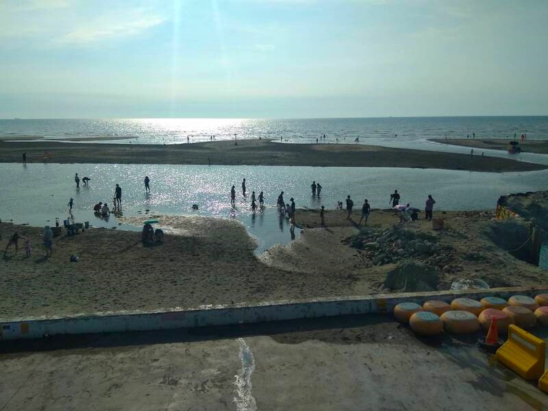 台中大安濱海公園細沙大量流失，辦理多年的沙雕音樂季無法再辦，被迫轉型。圖/中央社