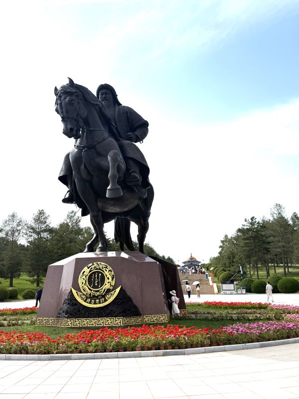高約6公尺的成吉思汗躍馬雕像,刻畫其馳騁沙場、縱橫歐亞的英雄形象。圖/記者楊俊斌攝