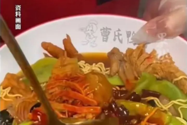 曹氏鴨脖在全大陸已有超過500家門店，但其加盟模式下「自由度大、統一性低」的管理方式屢受質疑。圖/取自微博影片