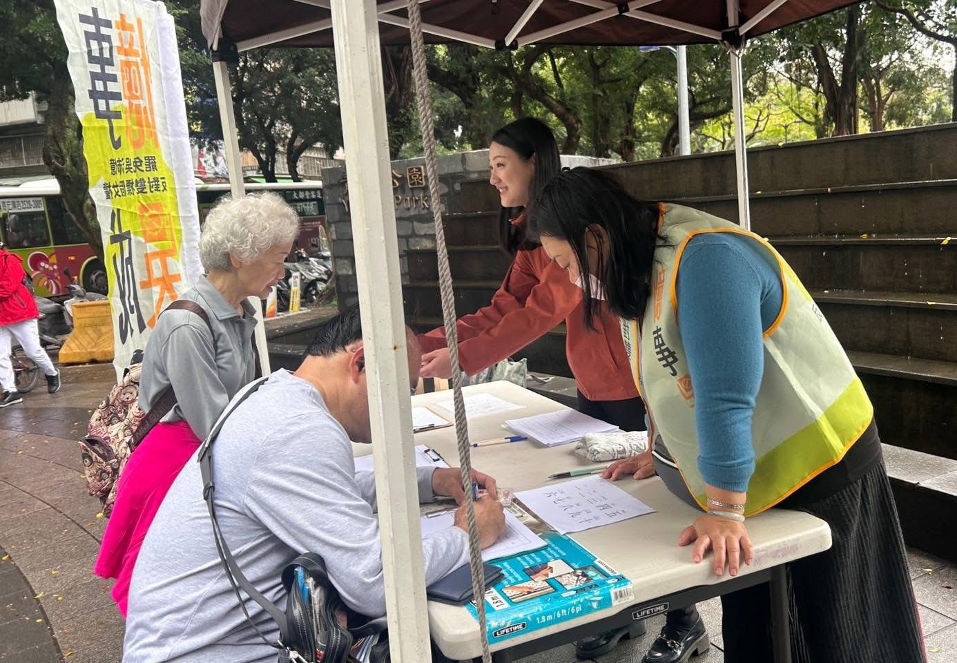 罷免綠委吳思瑤的連署已進入第二階段尾聲。圖／取自賴苡任臉書