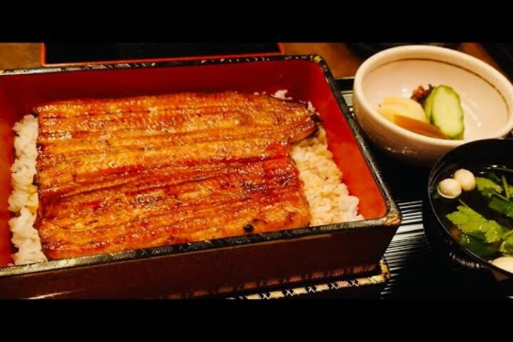 日本鰻魚飯名店「日本橋伊勢定」的招牌鰻魚飯。圖/取自Michelin Airline官方《YouTube》頻道