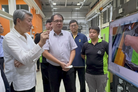 高雄吹起半導體旋風 AI試製線翻轉百業 學生走入無塵室對接未來