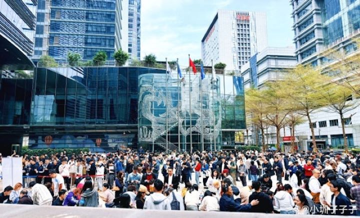  深圳騰訊大廈樓下出現等待安裝OpenClaw的排隊熱潮。圖取自/小圳子子子微博