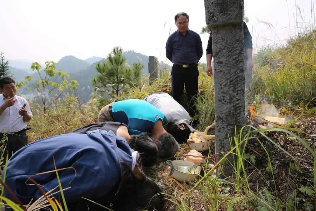 曾建華全家到大陸返鄉探親、祭祖三次。圖/取自曾建華臉書