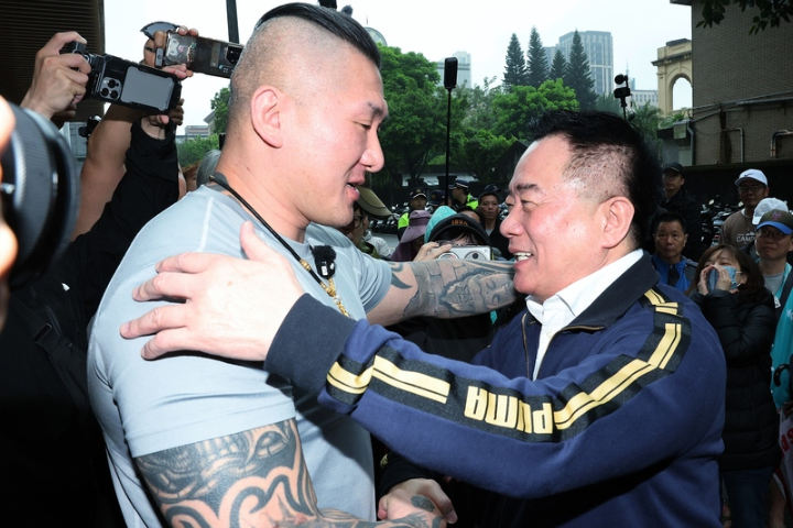 蔡正元三中案判刑3年半　27日發監執行　館長送行擁抱祝平安