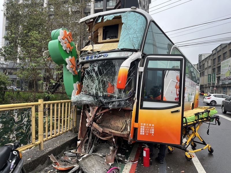 司機疑似身體不適，竹東高中校車行駛中失控擦撞護欄。圖/中央社