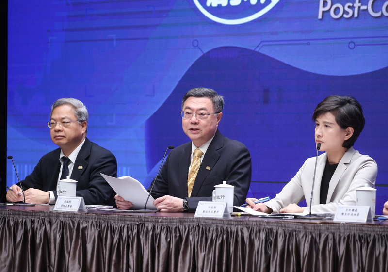 圖為行政院會21日通過115年度中央政府總預算案後，行政院長卓榮泰（中）、副院長鄭麗君（右）、祕書長龔明鑫（左）出席院會後記者會說明。圖／中央社