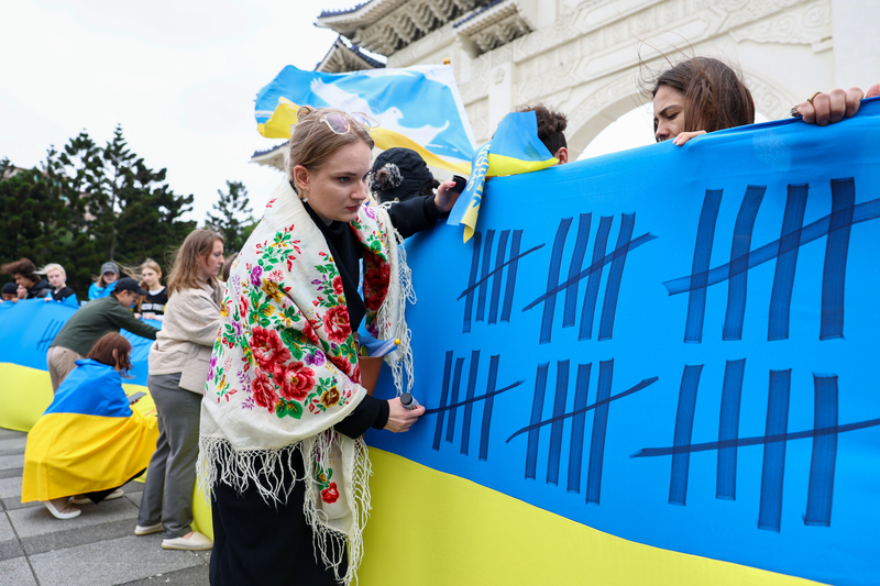 民團「台灣烏克蘭陣線」24日在台北舉行和平遊行，並在自由廣場透過行為藝術表達立場。圖/ 中央社