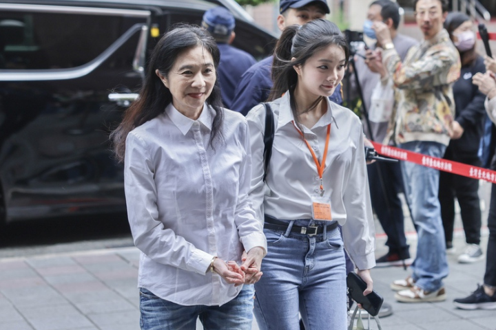 台北地院今日傳喚台北市議員應曉薇最後陳述，她厲聲指責，偵辦檢察官林俊言顛倒黑白、無的放矢，故意隱瞞對她有利證據；並高呼審判長「請用虎頭鍘斬林俊言」。圖/中央社